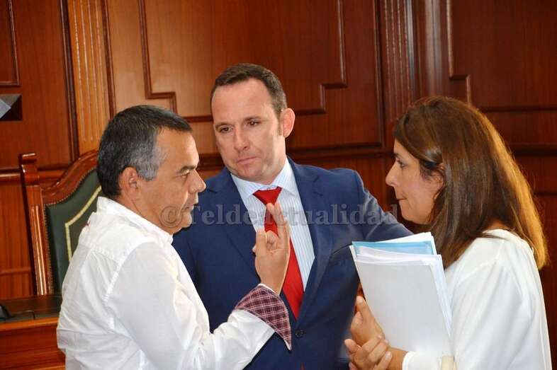 La alcaldesa Carmen Hernández charla con ediles de la Corporación tras una reunión plenaria (Foto TA)